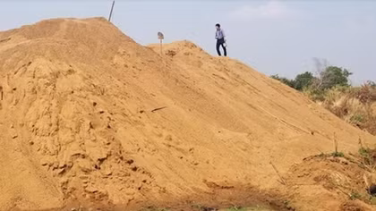 Bãi tập kết cát trái phép “khủng” ở khu vực biên giới