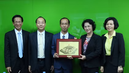 Đoàn đại biểu Quốc hội Việt Nam thăm nhà máy sữa Angkor 