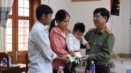 "Hết mưa lụt, con đem vợ con về thăm ba mạ nghe!"