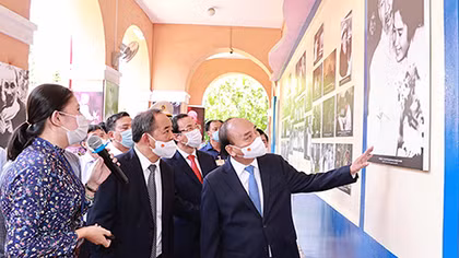 Chủ tịch nước Nguyễn Xuân Phúc dâng hương tưởng nhớ Chủ tịch Hồ Chí Minh