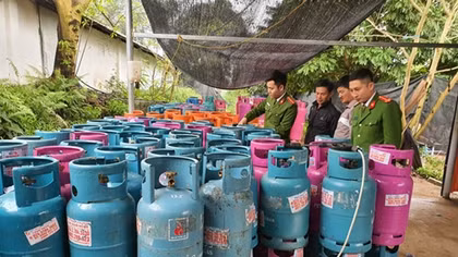 Phát hiện cơ sở san chiết gas trái phép sau trại gà