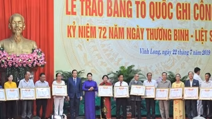 Chủ tịch Quốc hội trao Bằng Tổ quốc ghi công cho thân nhân, gia đình liệt sĩ