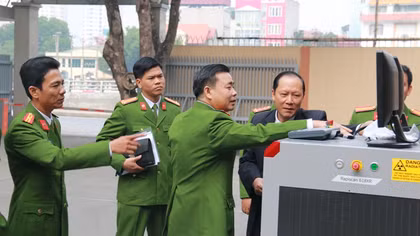 Cảnh sát cơ động được trang bị máy soi phát hiện chất nổ