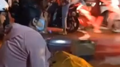 Người đàn ông bị hàng chục vết đâm nằm trên đê