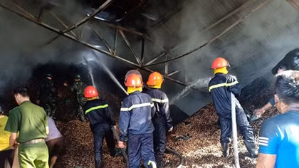 Cảm kích trước hành động cán bộ Công an chiến đấu với “giặc lửa”