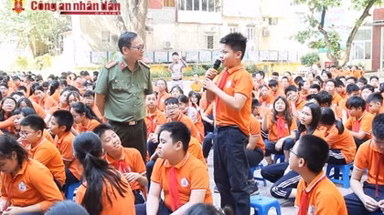 Học sinh thích thú với buổi học ngoại khóa “Phòng chống tội phạm”