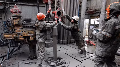 Toan tính đằng sau cuộc chiến giá dầu