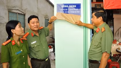 Báo CAND trao tặng 2 căn nhà tình nghĩa tại Vĩnh Long