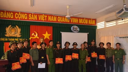 Tặng sổ tiết kiệm cho công dân trúng tuyển nghĩa vụ Công an