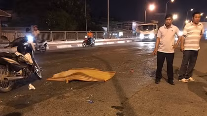 Hai người bị xe đầu kéo tông chết trên cầu Hưng Lợi