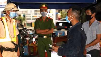 Dùng xe chuyên dụng dẫn đường cho hàng ngàn phương tiện về Tây Nguyên