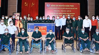 Chủ tịch nước Nguyễn Xuân Phúc thăm, tặng quà thương binh, gia đình liệt sĩ tại Hà Nam