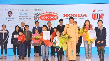 Học sinh lớp 1 đạt giải sáng tác khẩu hiệu “Doraemon với ATGT”