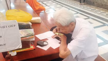 Người dùng bút mực “kết nối thế giới”