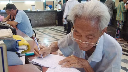 Cuối năm, gặp ông lão “nối kết thế giới bằng cây bút mực”