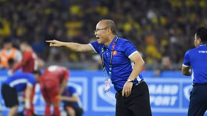Tăng lương cho HLV Park Hang-seo: Tưởng dễ mà… khó