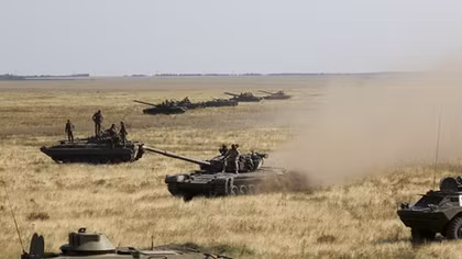 Hàng trăm chiến xa Nga rầm rộ chĩa súng sang Ukraina