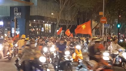 Người dân ồ ạt xuống đường mừng Việt Nam Chiến thắng