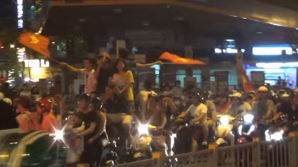 CĐV ở TPHCM xuống đường mừng chiến thắng của đội tuyển Việt Nam