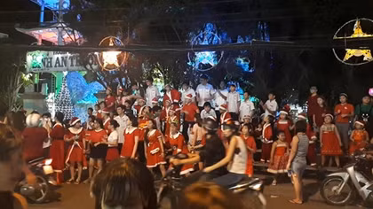 Người dân rộn ràng chuẩn bị đón giáng sinh