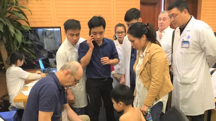 Nhiều bác sĩ hàng đầu thế giới đến Hà Nội khám, điều trị miễn phí cho trẻ bị dị tật