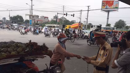 Hà Nội: Ra quân xử lý xe chở hàng cồng kềnh