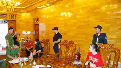 Khám xét nơi ở của 2 đối tượng trong đường dây đánh bạc tiền tỷ mỗi ngày