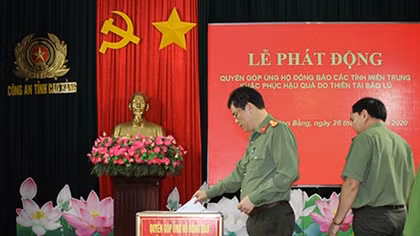 Công an Cao Bằng quyên góp ủng hộ nhân dân các tỉnh miền Trung
