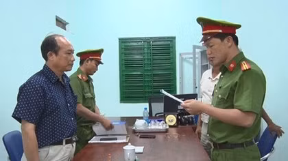 Những “con sâu” khoác áo cán bộ