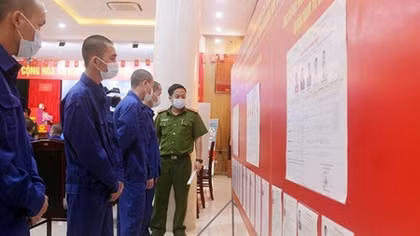 Cử tri 'đặc biệt' Trại tạm giam số 1 Hà Nội thực hiện quyền bầu cử