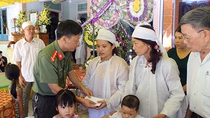 Báo CAND và Công ty Phượng Hoàng hỗ trợ gia đình các nạn nhân