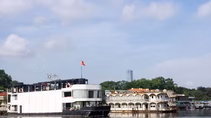 Du thuyền, nhà hàng nổi trên hồ Tây vẫn phớt lờ lệnh cấm