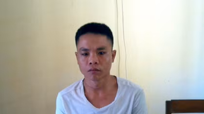 Thắp hương thần tài trước khi "đột vòm"