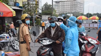 Ngày đêm kiểm soát dịch ở cửa ngõ TP Hồ Chí Minh