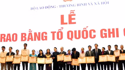 Chủ tịch Quốc hội ghi công thân nhân gia đình 672 liệt sĩ
