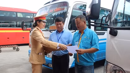 Công an TP Huế tuyên truyền Luật Giao thông cho tài xế xe buýt liên tỉnh
