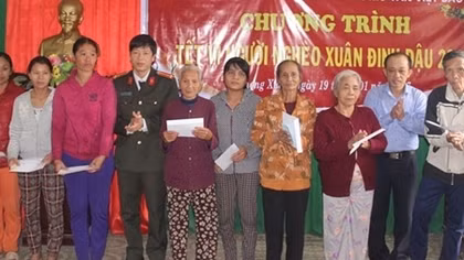 Báo CAND và Công ty Tân Việt Bắc trao tặng quà Tết cho người nghèo