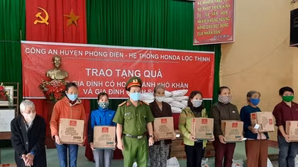 CBCS Công an góp ngày lương trao quà và giúp dân gặt lúa