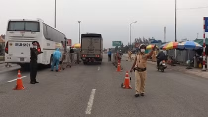 Chống dịch nhưng không cứng nhắc, “ngăn sông cấm chợ”