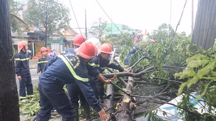 Lực lượng CAND bám địa bàn, giúp dân khắc phục hậu quả bão số 10