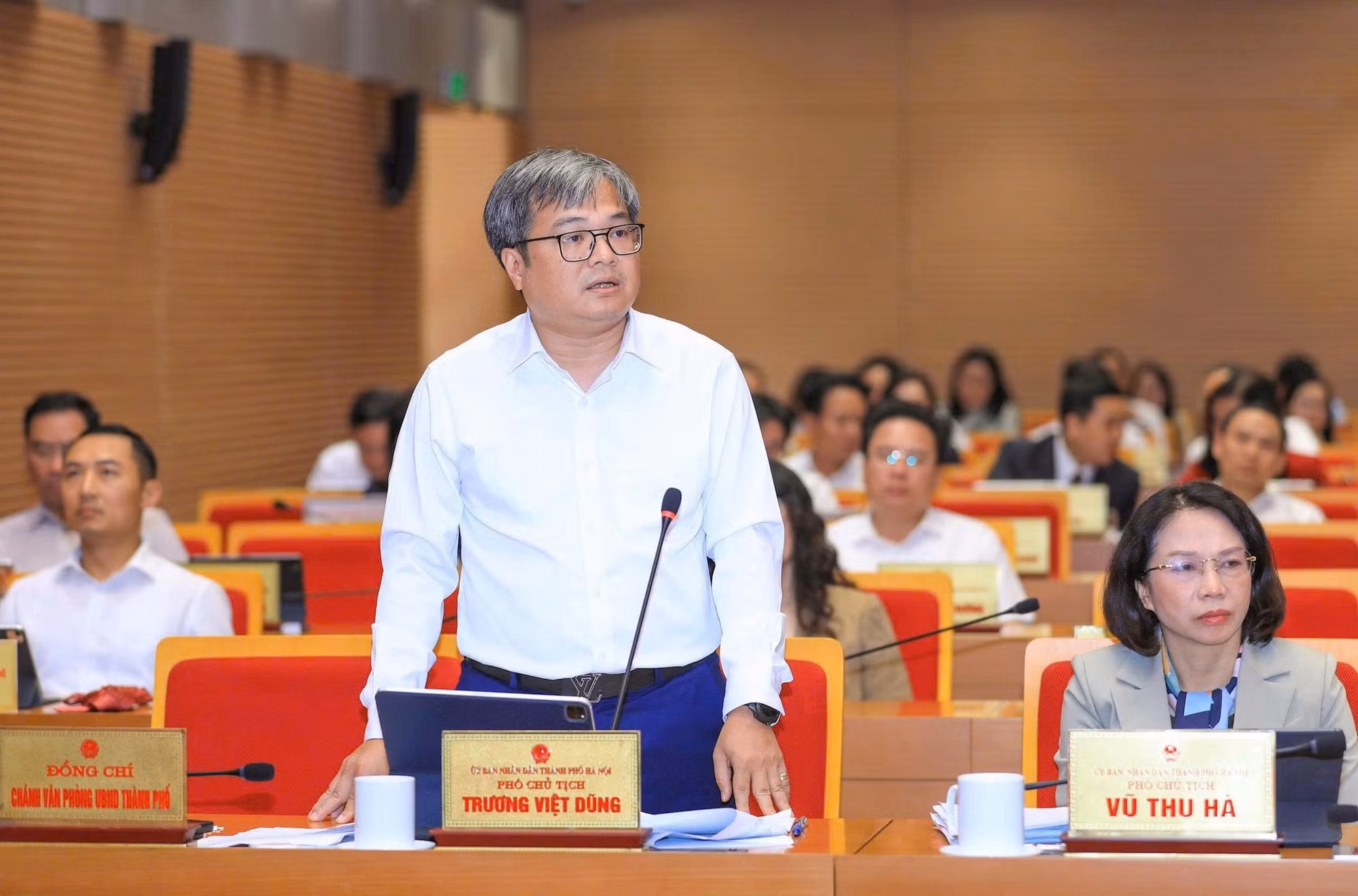 Phó Chủ tịch UBND TP Hà Nội Trương Việt Dũng giải trình tại kỳ họp. Ảnh: Thành Thái
