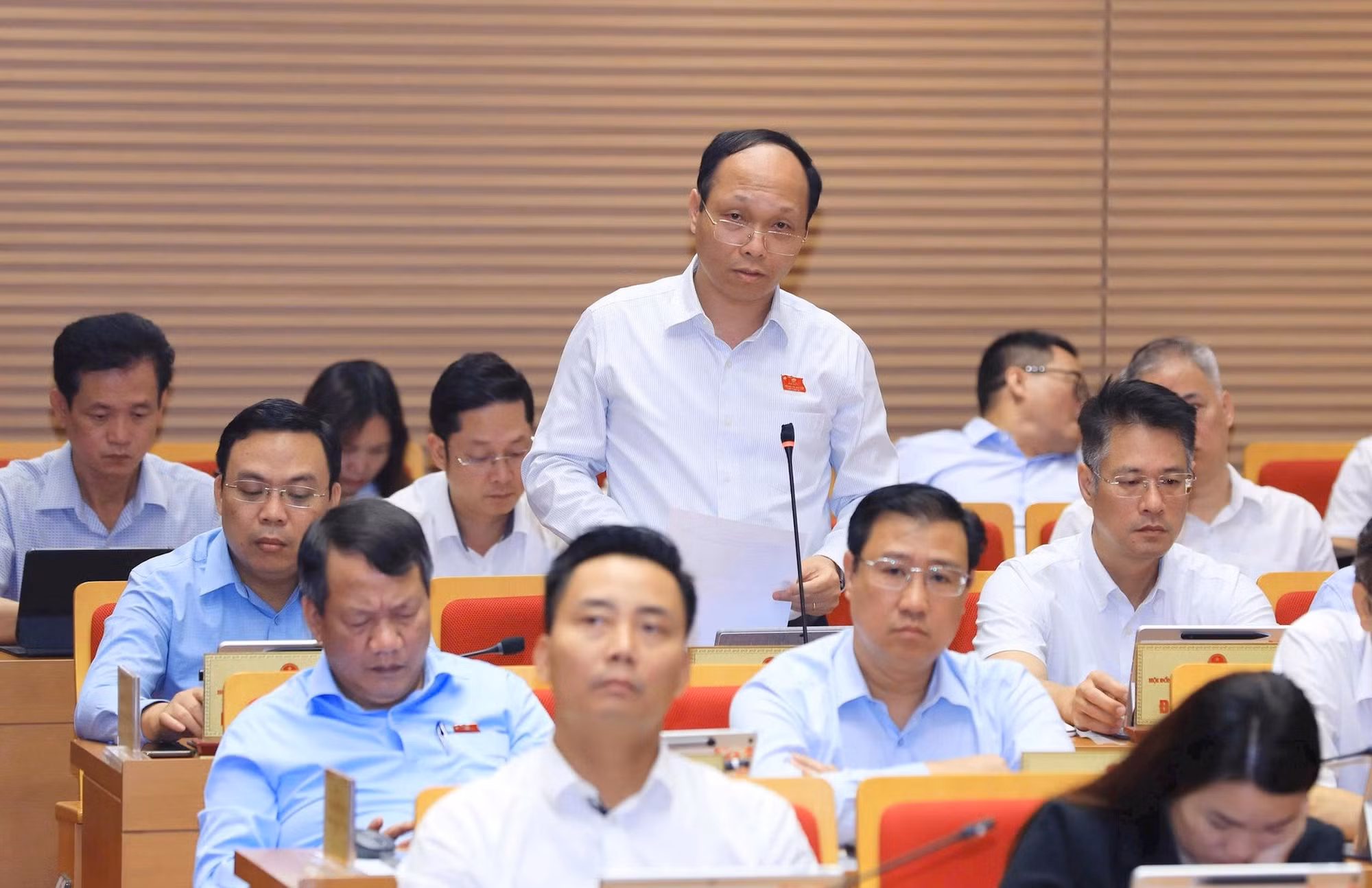 Đại biểu Lưu Quang Huy đề nghị UBND TP chủ động quỹ nhà ở xã hội để đáp ứng nhu cầu không chỉ của các hộ dân trong phố cổ, mà còn của những hộ dân có hoàn cảnh tương tự trên địa bàn.