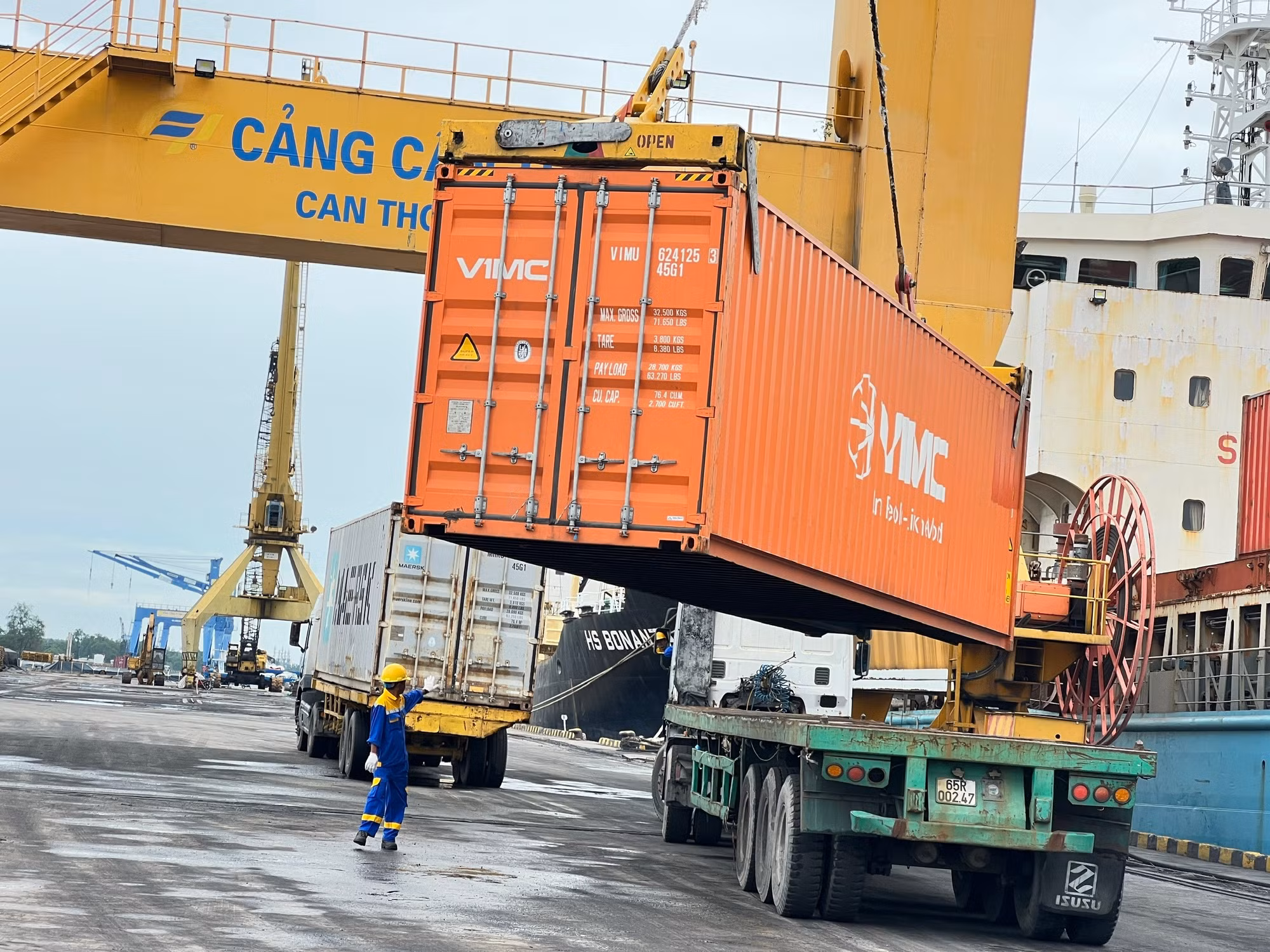 anh-4-boc-do-hang-hoa-tai-cang-cai-cui-tp-can-tho.jpg