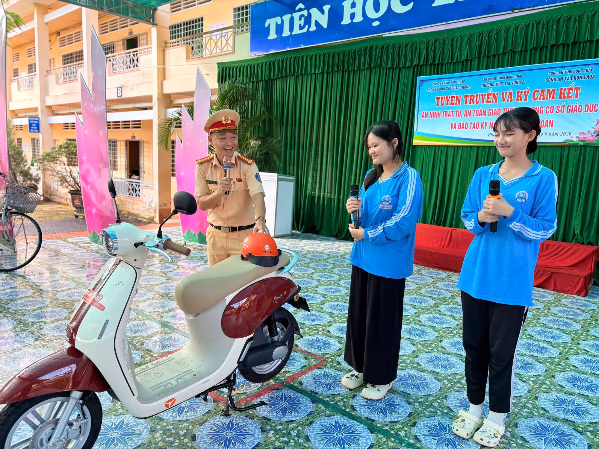 cac-em-hoc-sinh-tham-gia-tra-loi-cau-hoi-ve-an-toan-giao-thong.jpg