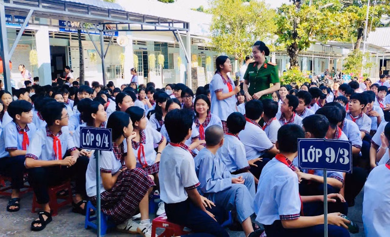 phong-canh-sat-hinh-su-cong-an-tinh-vinh-long-phoi-hop-voi-truong-thcs-tran-phu-t.jpg