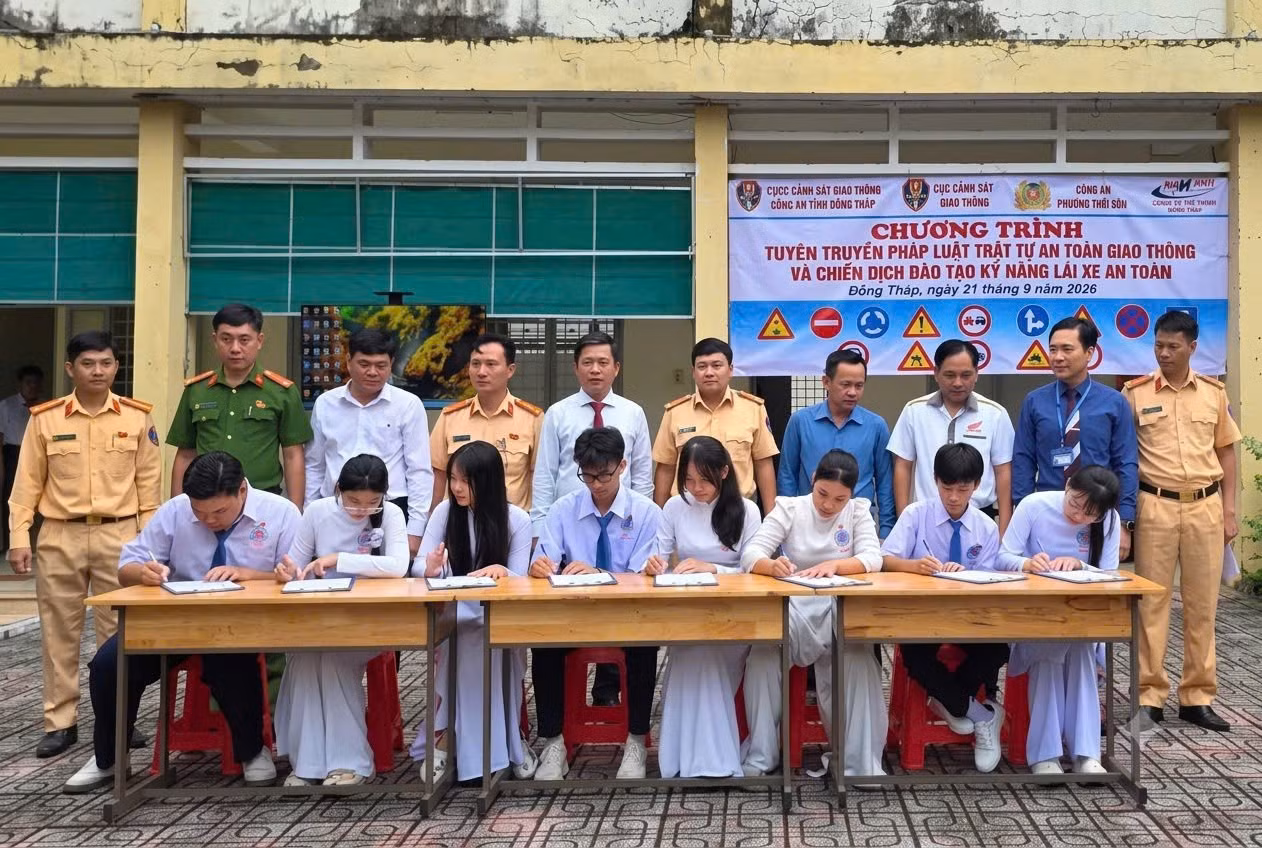 dai-dien-hoc-sinh-ky-cam-ket-chap-hanh-luat-giao-thong.jpg