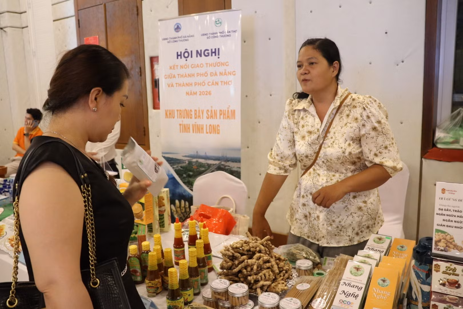 anh-2-ba-son-thi-da-ni-dua-san-pham-nhang-lam-tu-than-va-la-nghe-trang-quang-ba-thuong-hieu-trong-mot-hoi-thao-anh-ca-linh.jpg