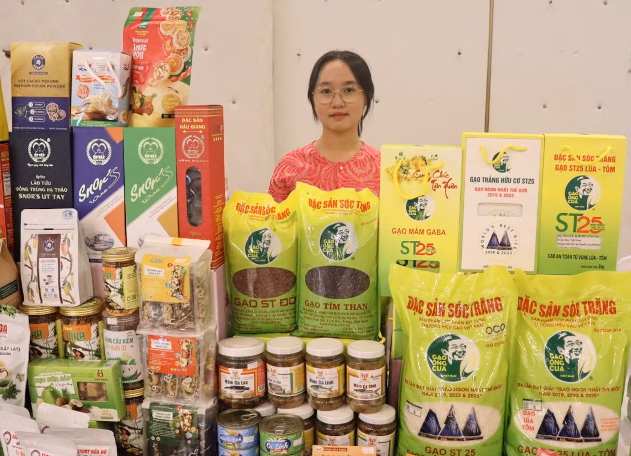 anh-5-cac-san-pham-ocop-duoc-trung-bay-gioi-thieu-tai-mot-hoi-thao-do-so-cong-thuong-tp-can-tho-to-chuc-anh-ca-linh.jpg