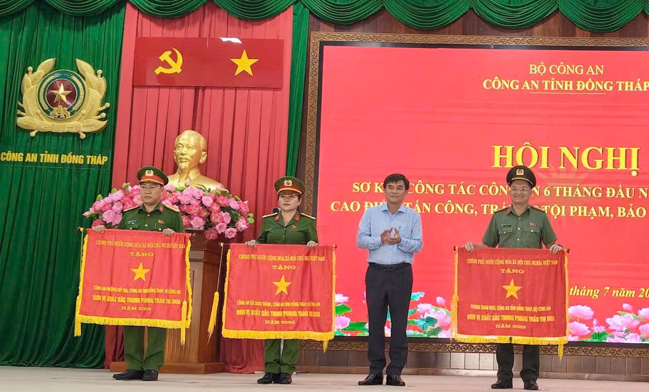 Thừa ủy quyền của Thủ tướng Chính Phủ, đồng chí Nguyễn Văn Mười, Phó Bí thư Tỉnh ủy Đồng Tháp trao Cờ thi đua Chính phủ tặng các tập thể có thành tích xuất sắc.