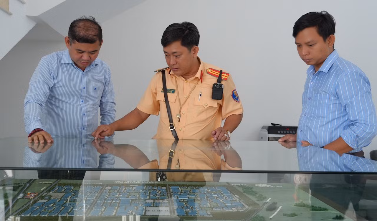 luc-luong-canh-sat-giao-thong-khao-sat-mo-hinh-cac-tuyen-duong-noi-bo-trong-khu-cong-nghiep-long-giang-anh-trong-tin.jpg